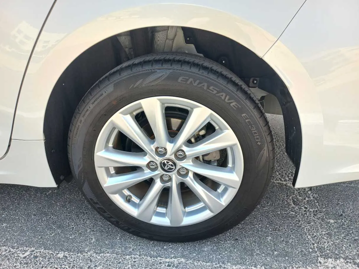 Car image 9