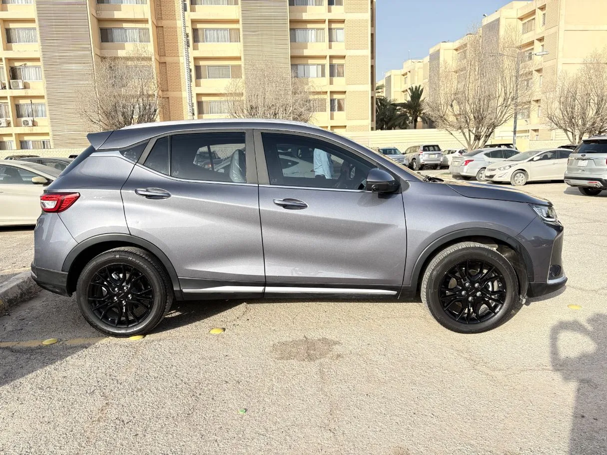 Car image 4