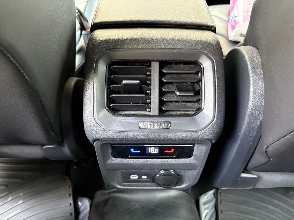 Car image 28