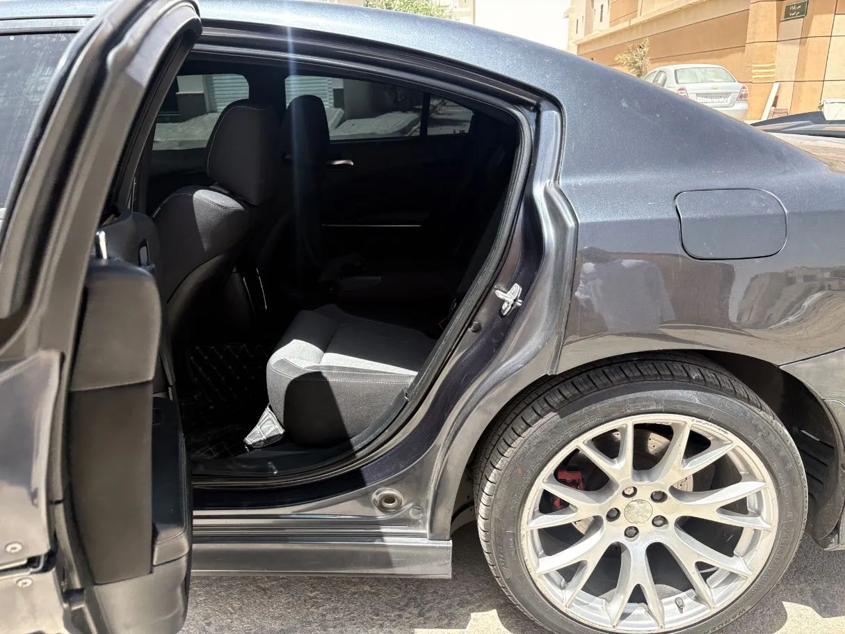 Car image 15
