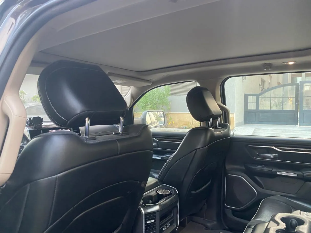 Car image 12