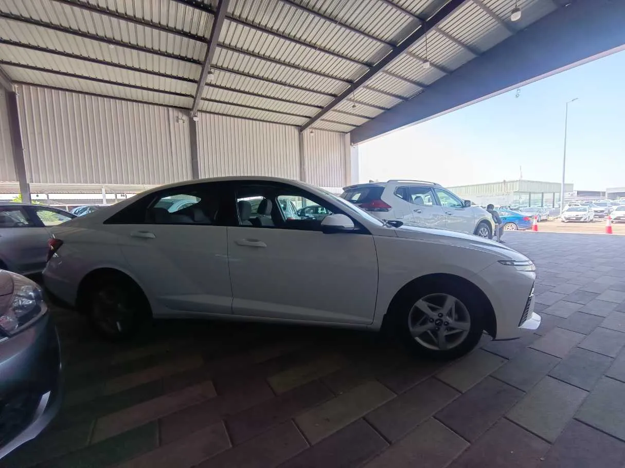 Car image 4
