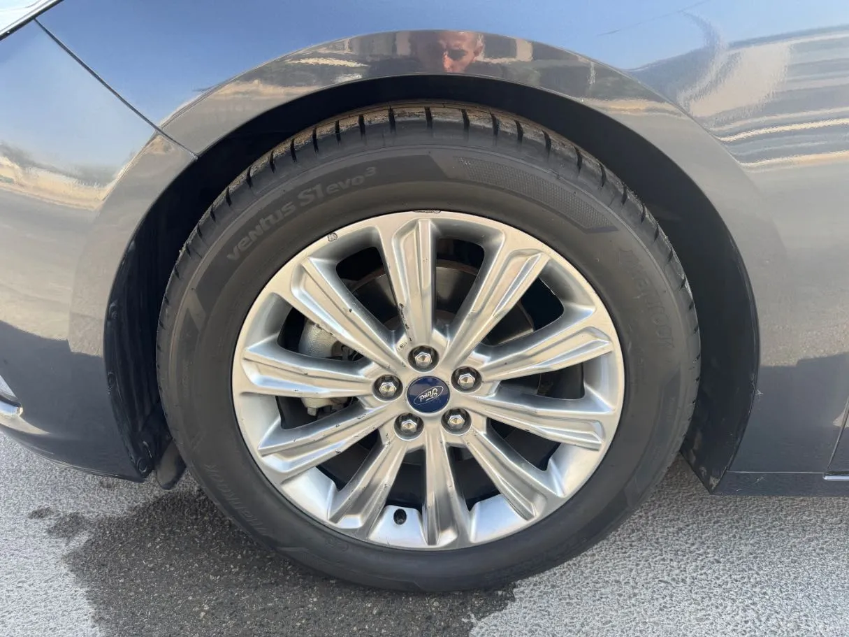 Car image 9
