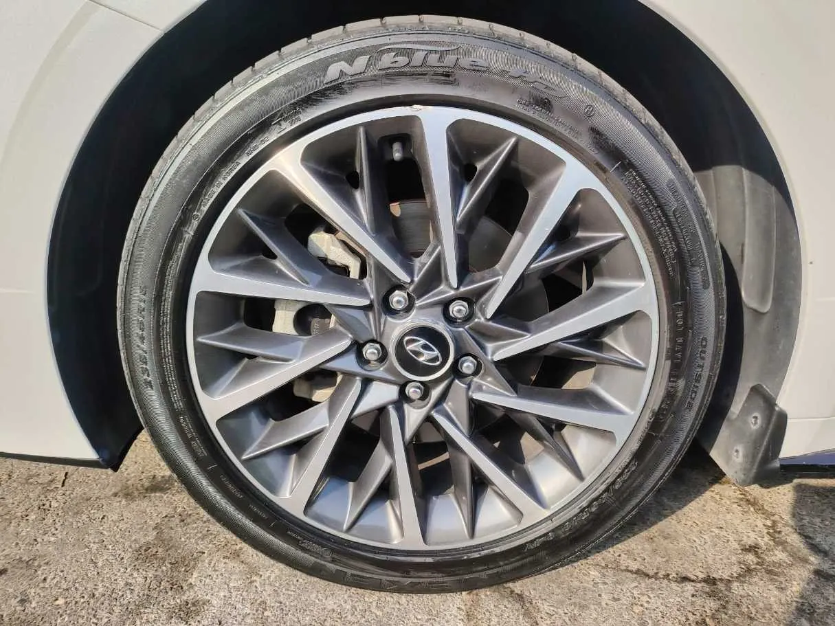 Car image 10