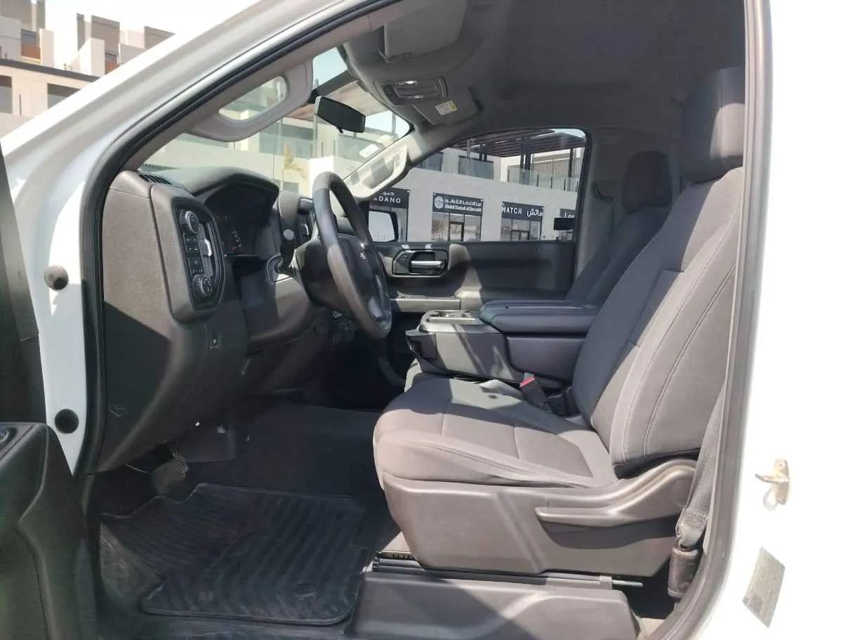 Car image 14