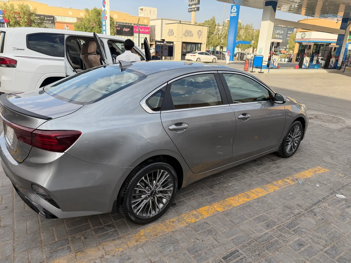 Car image 3
