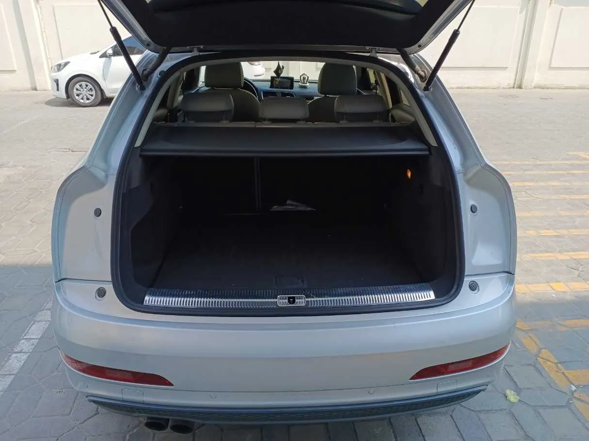 Car image 19