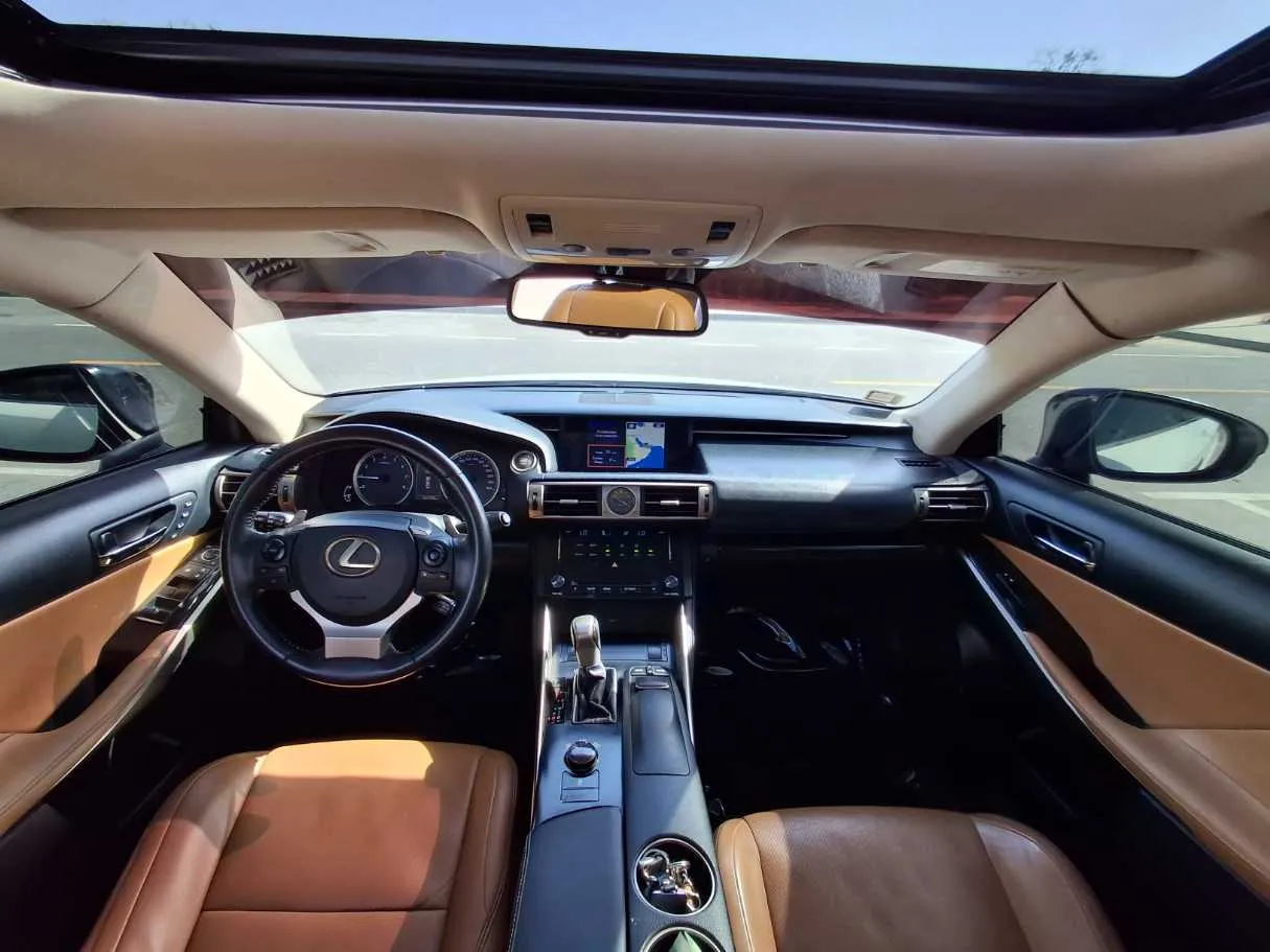 Car image 14