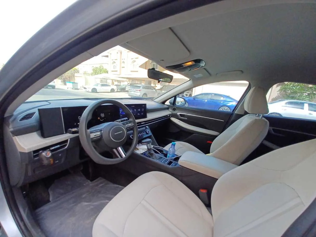 Car image 11