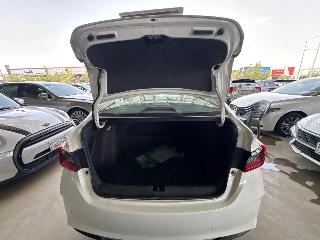 Car image 16
