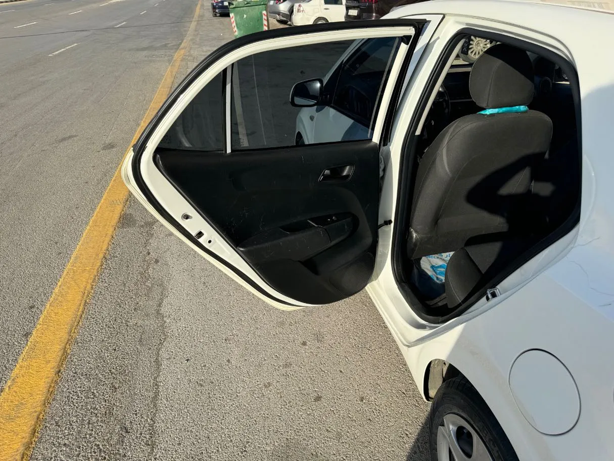 Car image 12