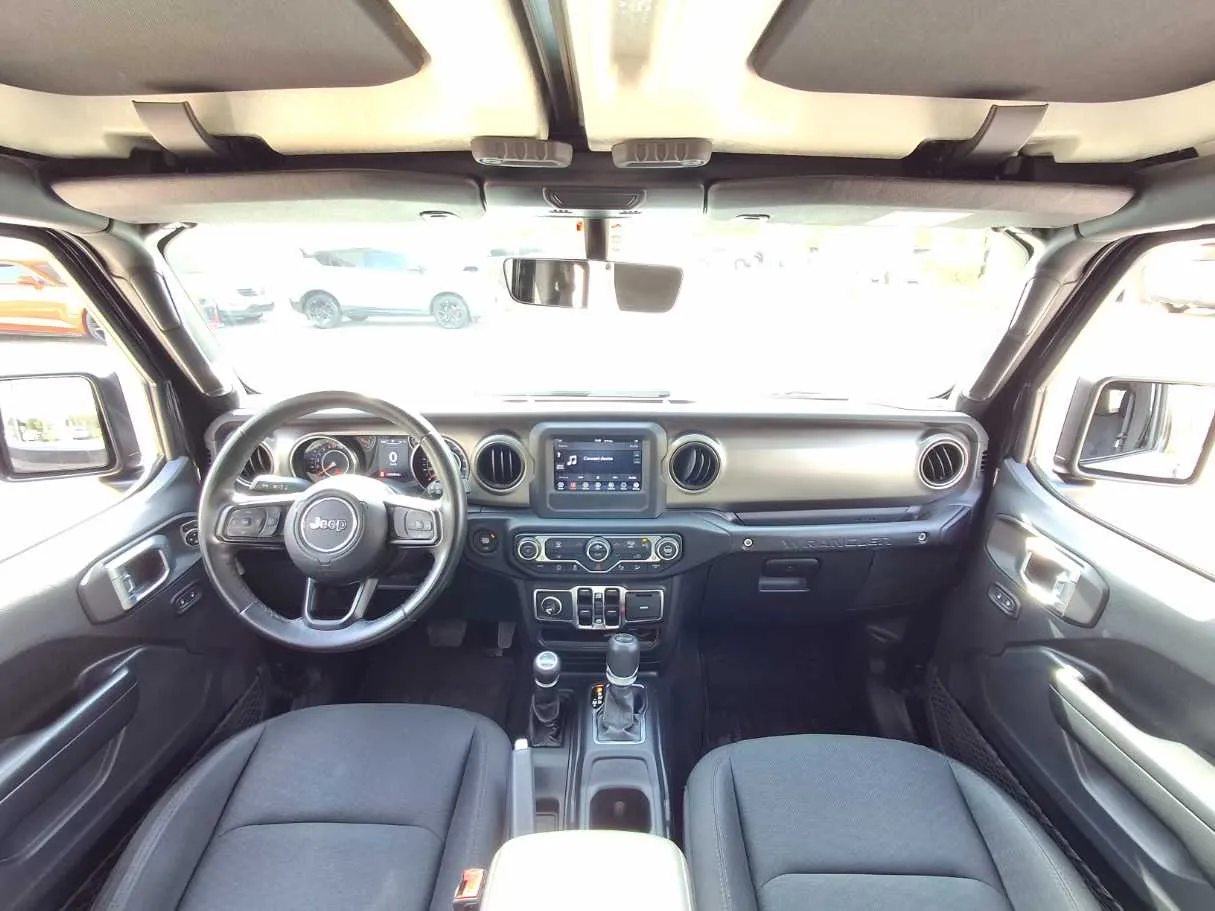 Car image 16