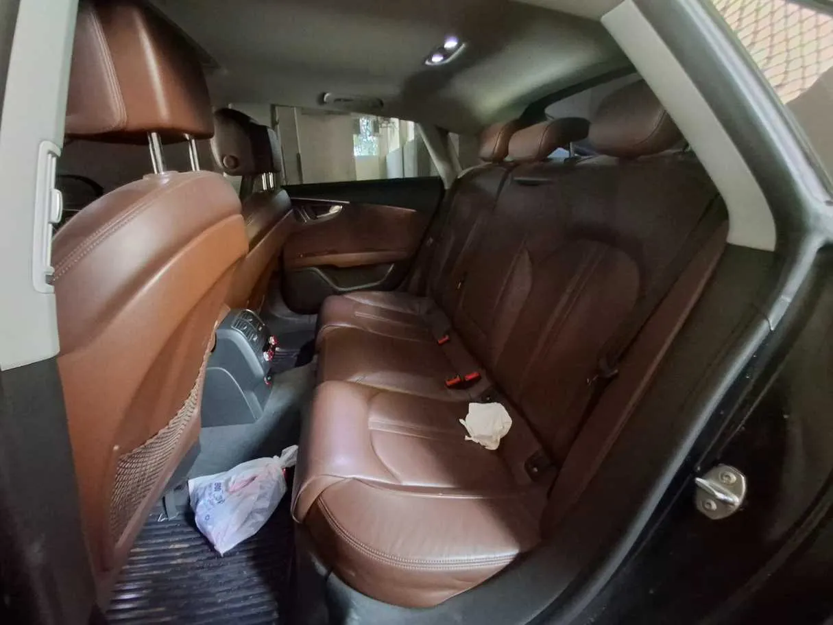 Car image 13