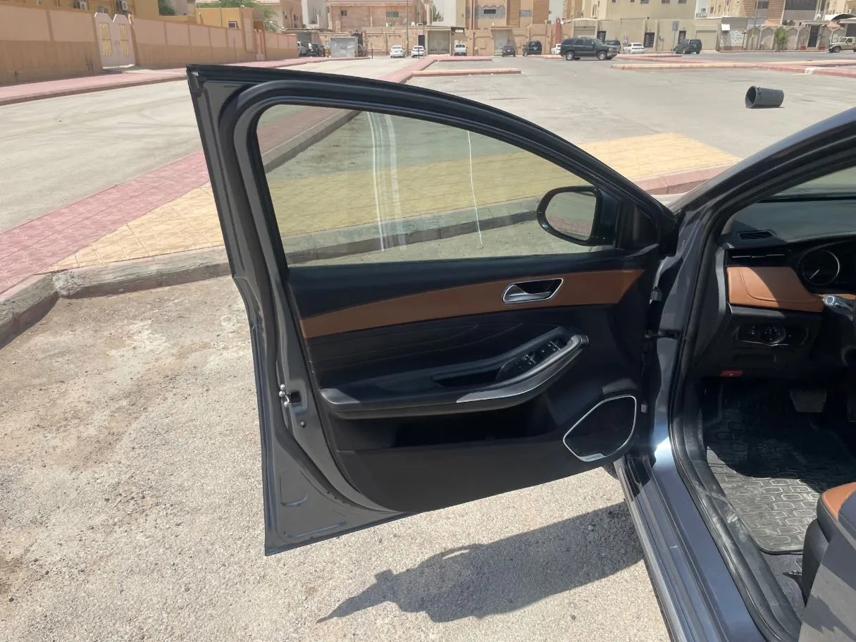 Car image 10