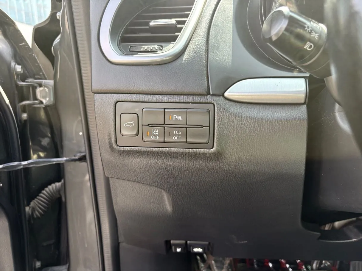 Car image 24
