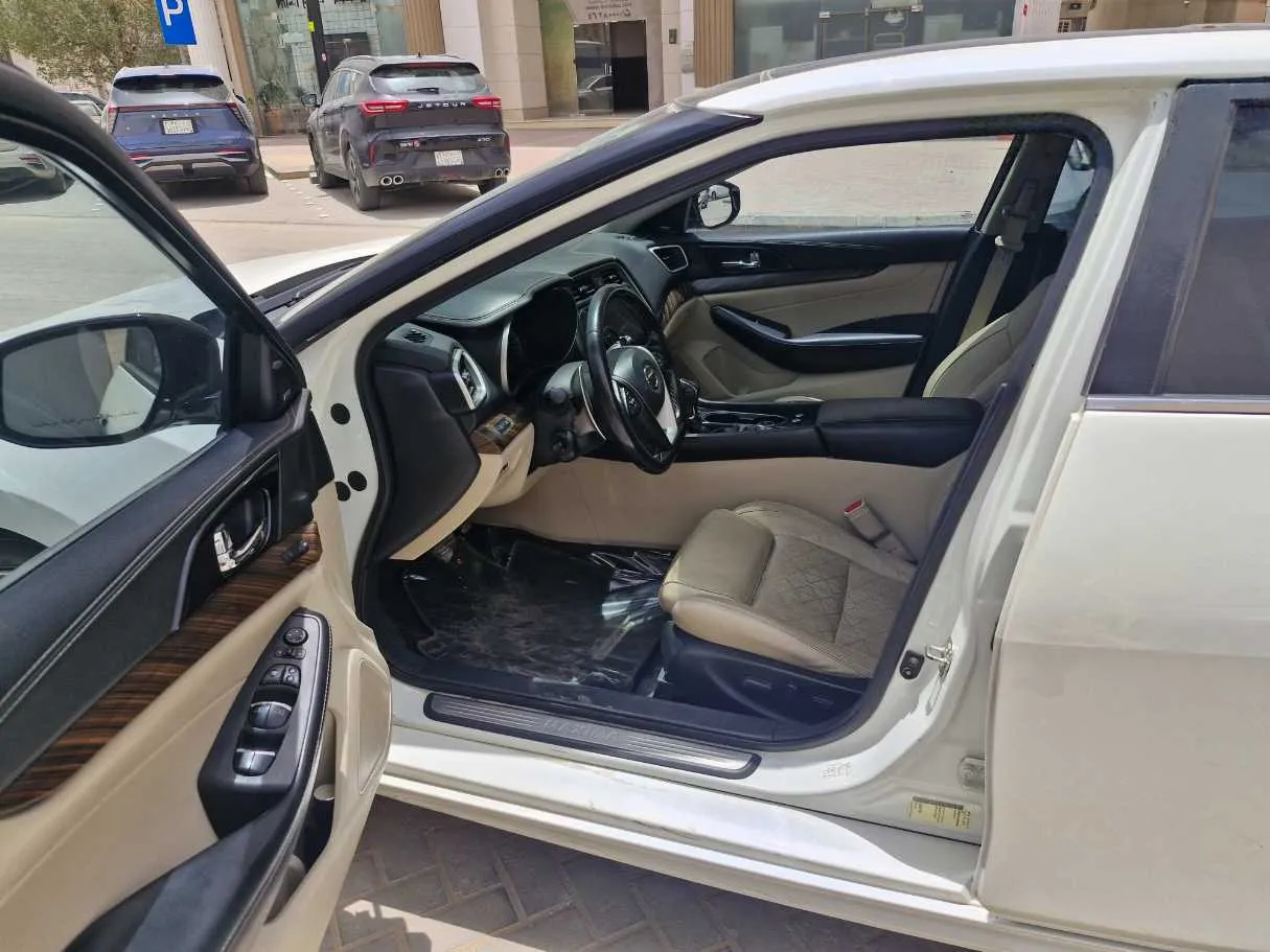 Car image 12