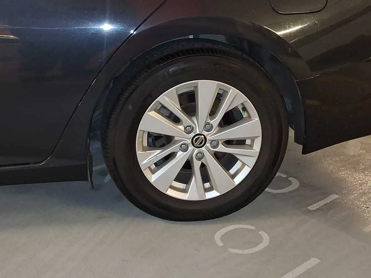 Car image 9