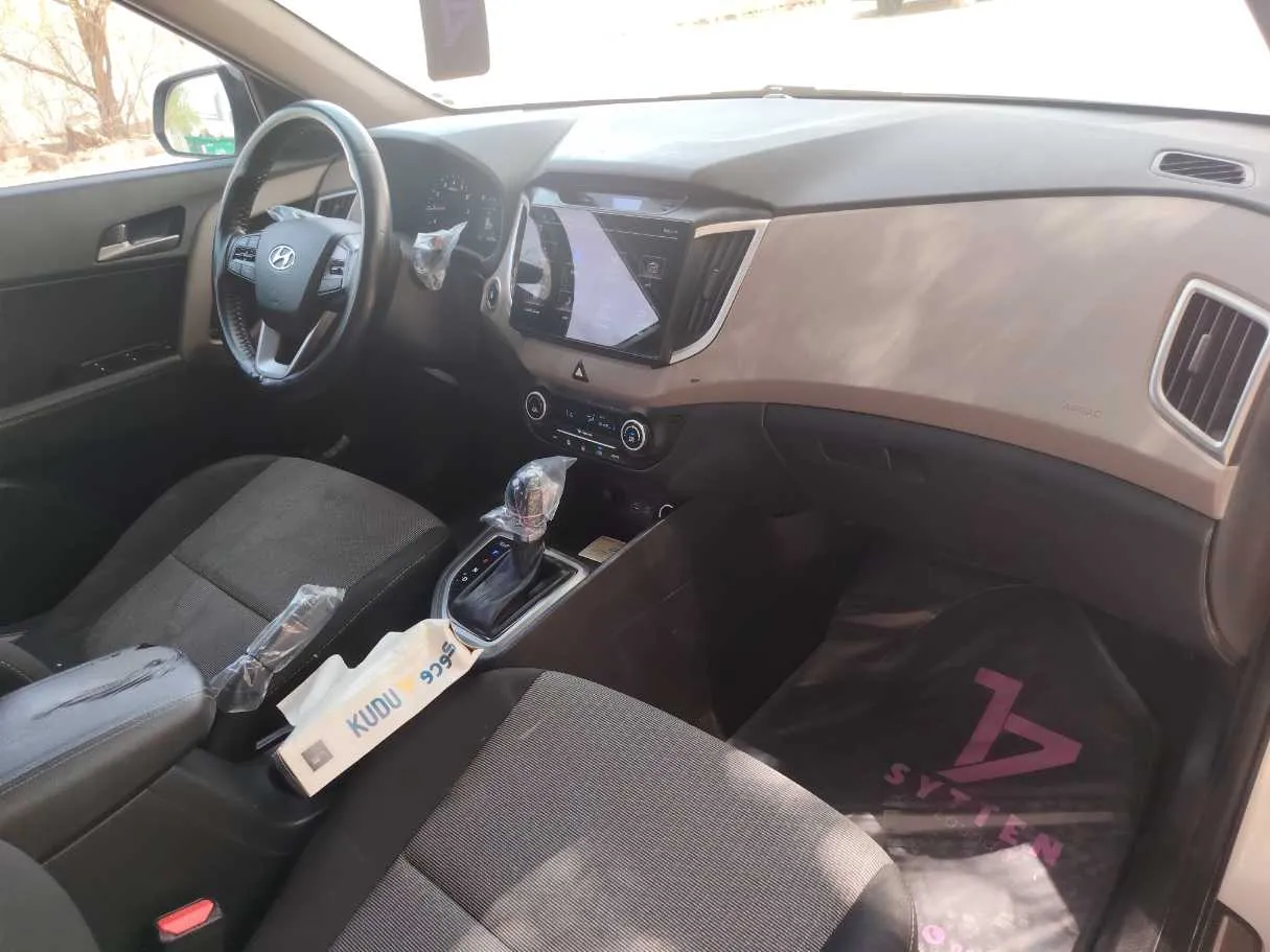 Car image 14