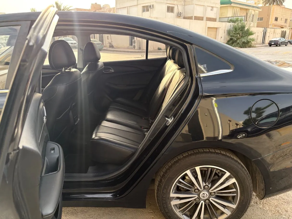 Car image 15