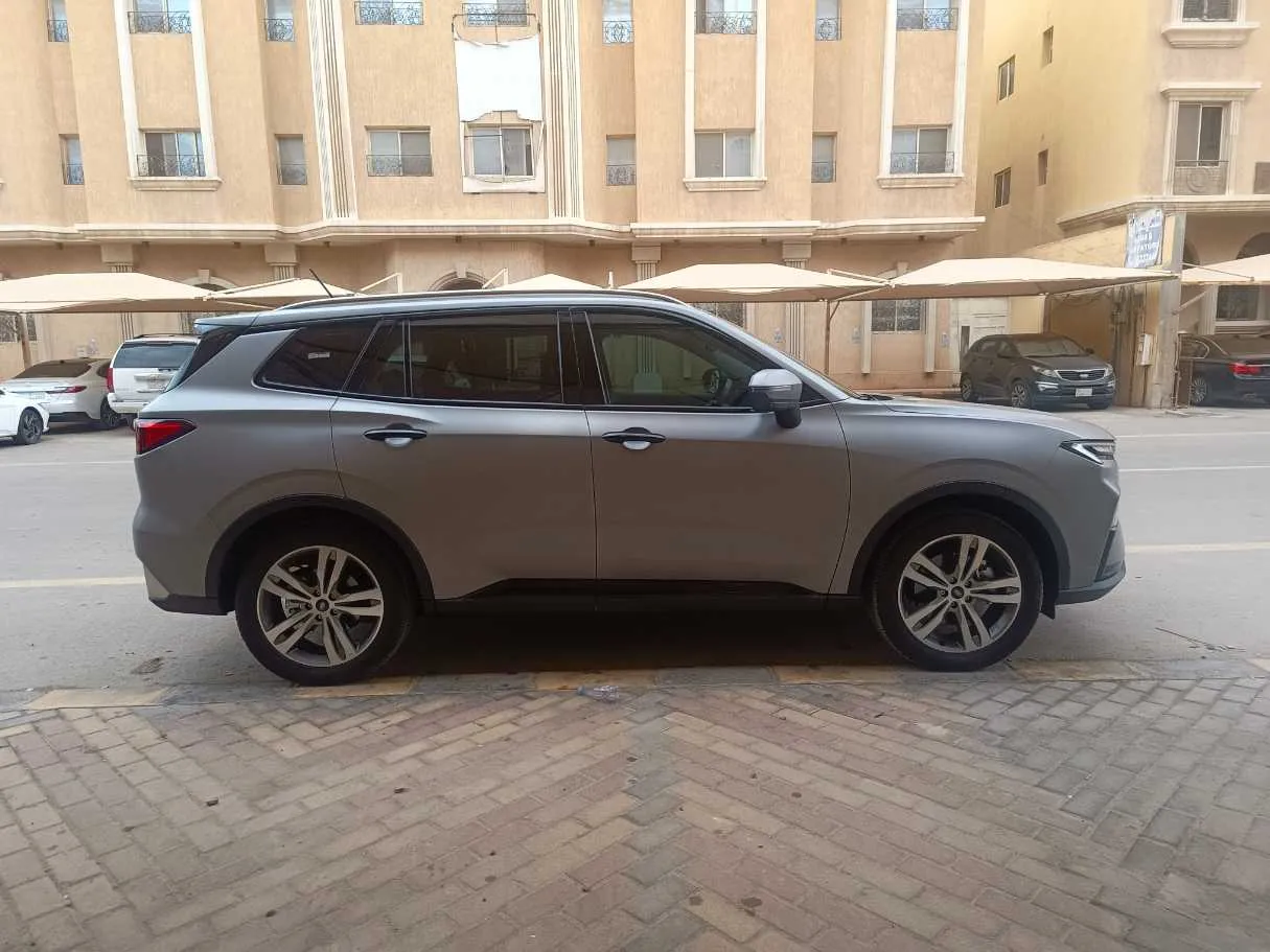 Car image 4