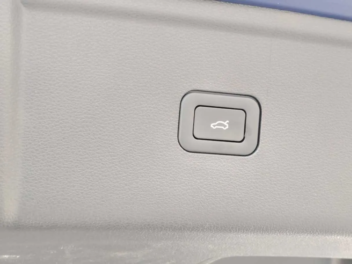 Car image 35