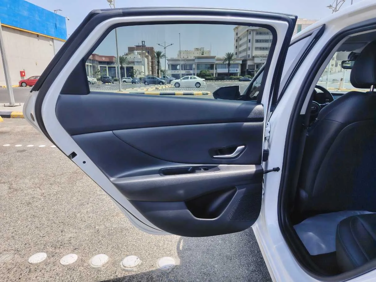Car image 14