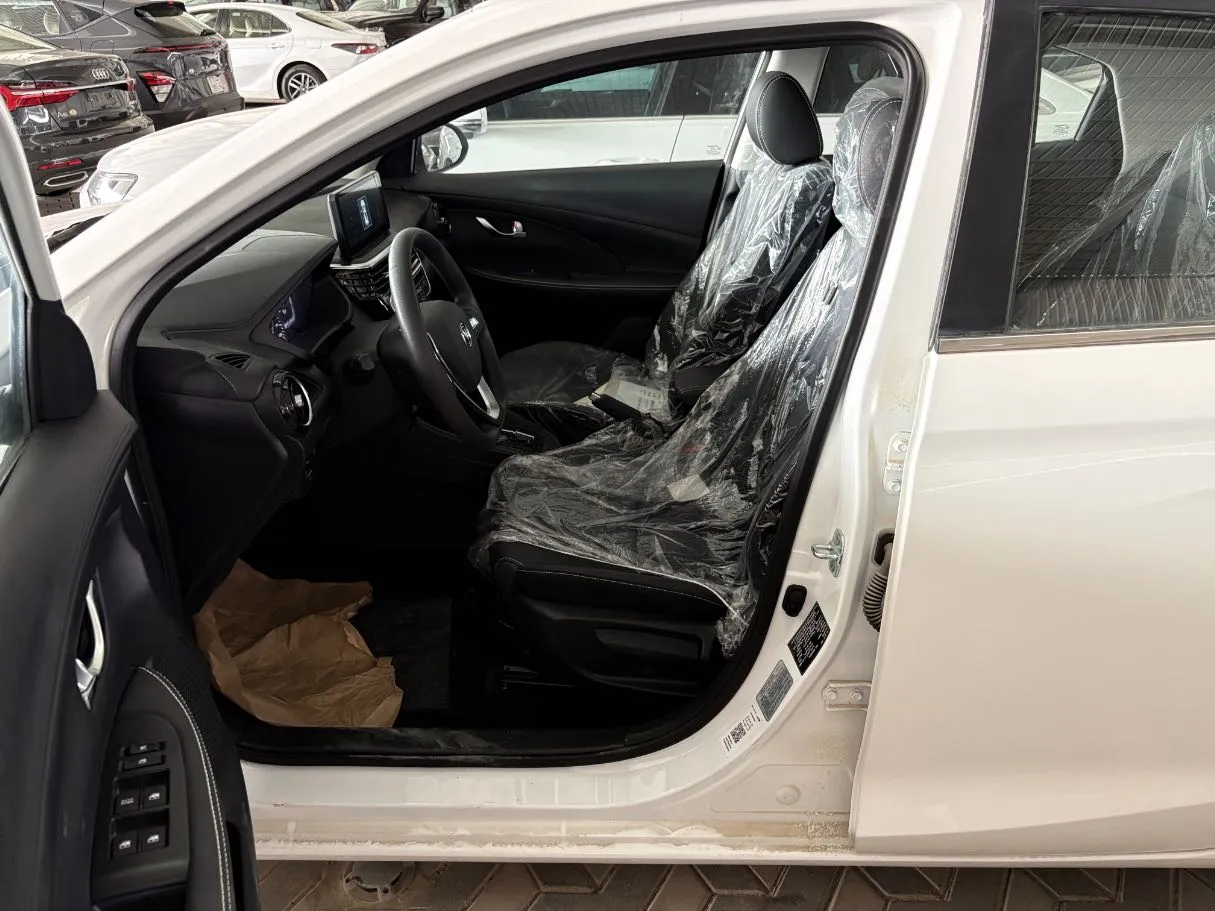 Car image 9