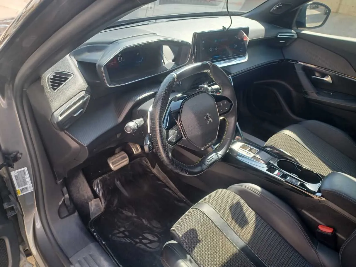 Car image 12