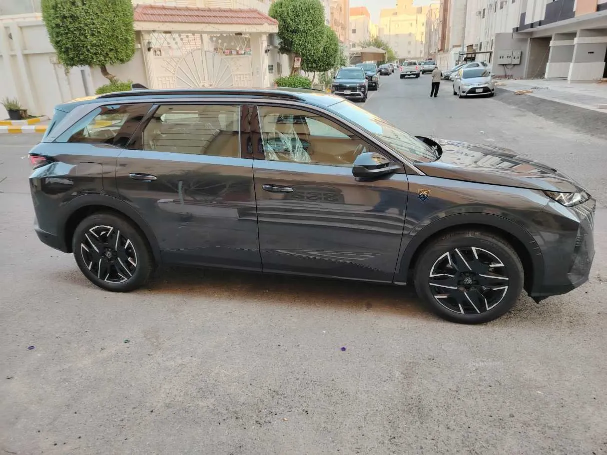 Car image 4