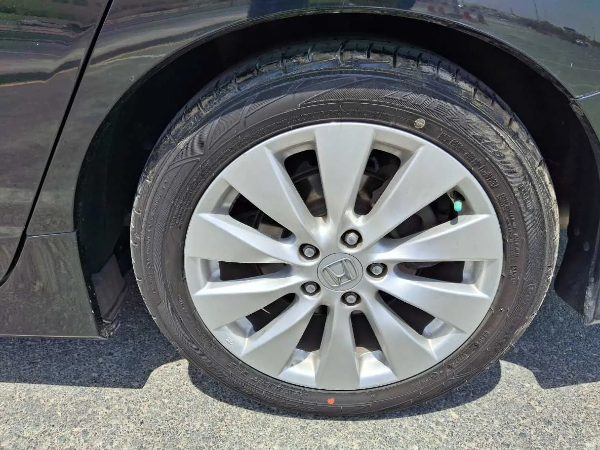 Car image 9