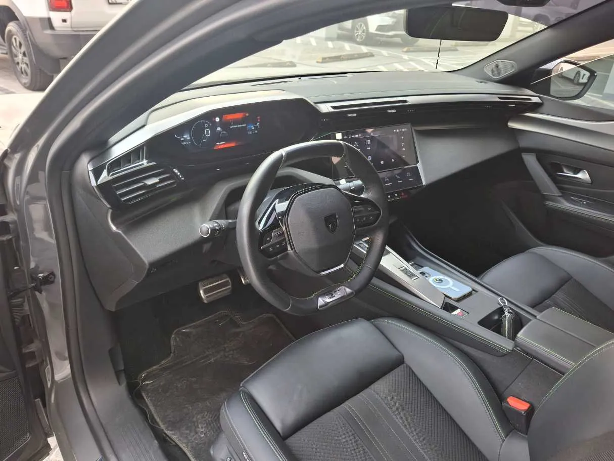 Car image 9