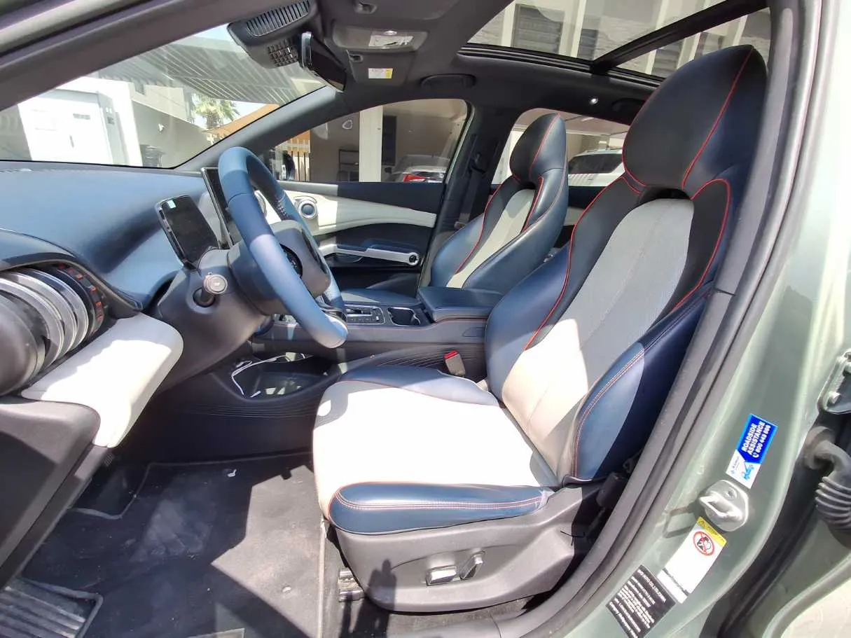 Car image 12