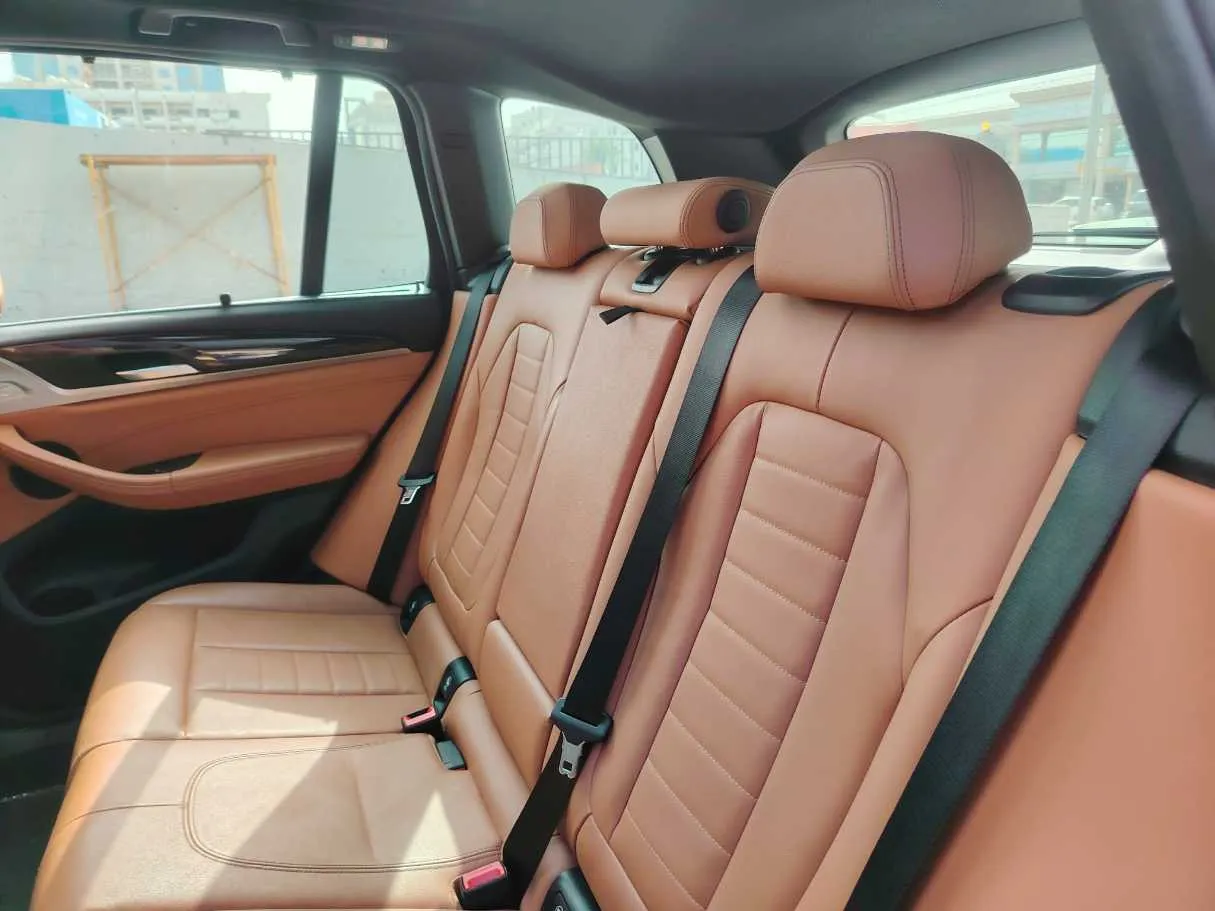 Car image 17