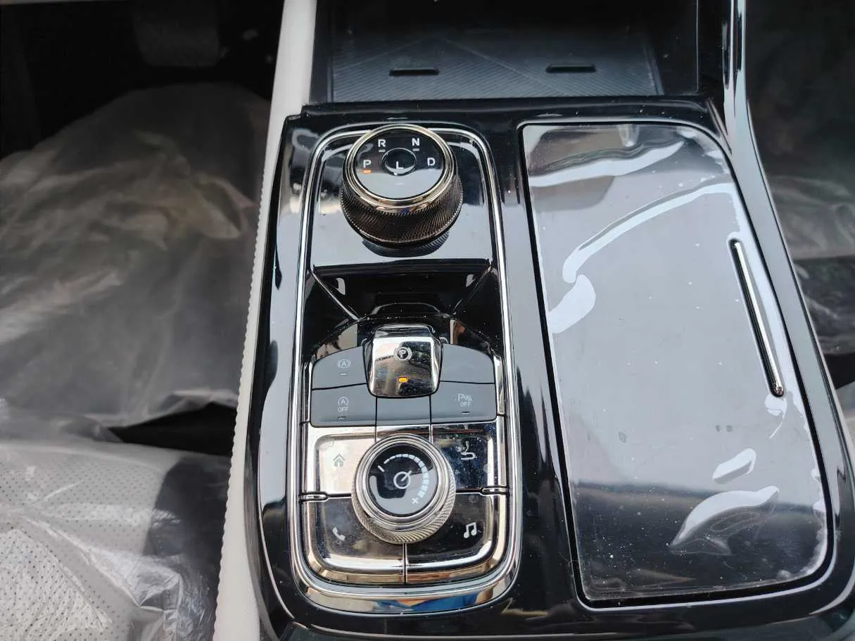 Car image 19