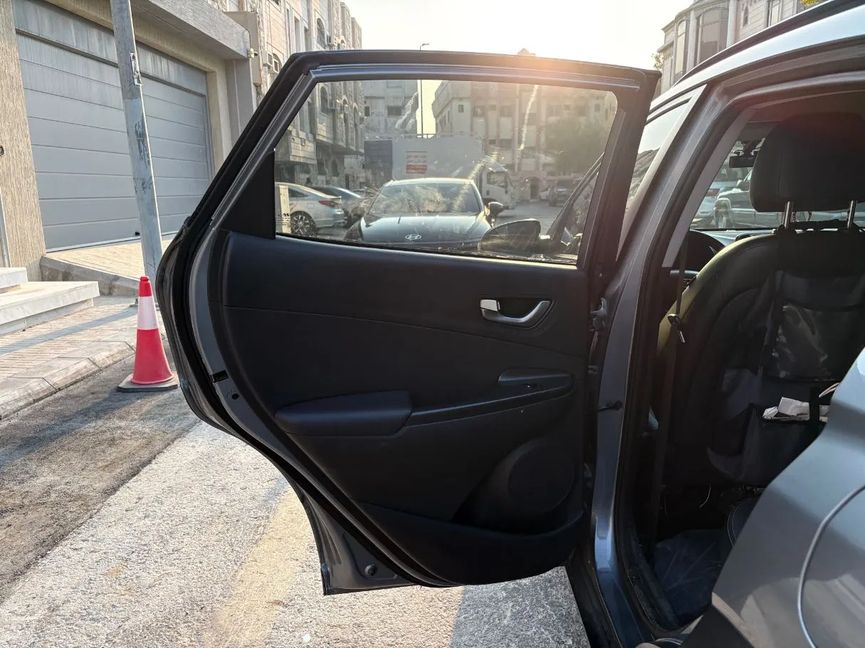 Car image 14