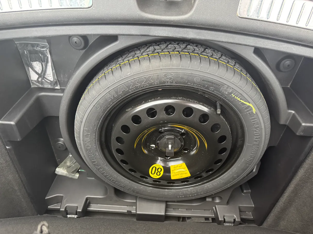 Car image 13