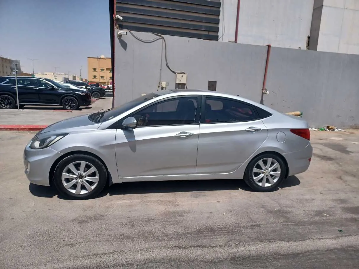 Car image 8