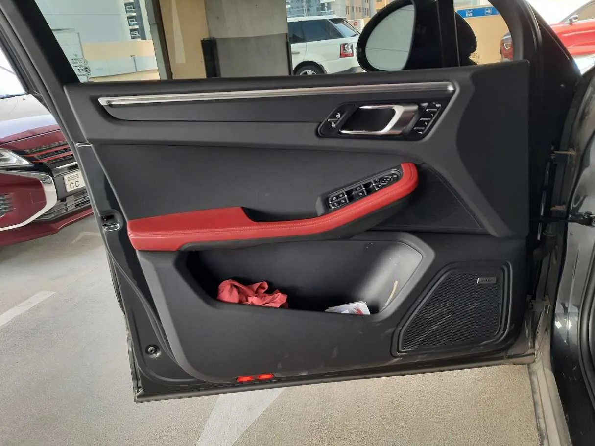 Car image 10