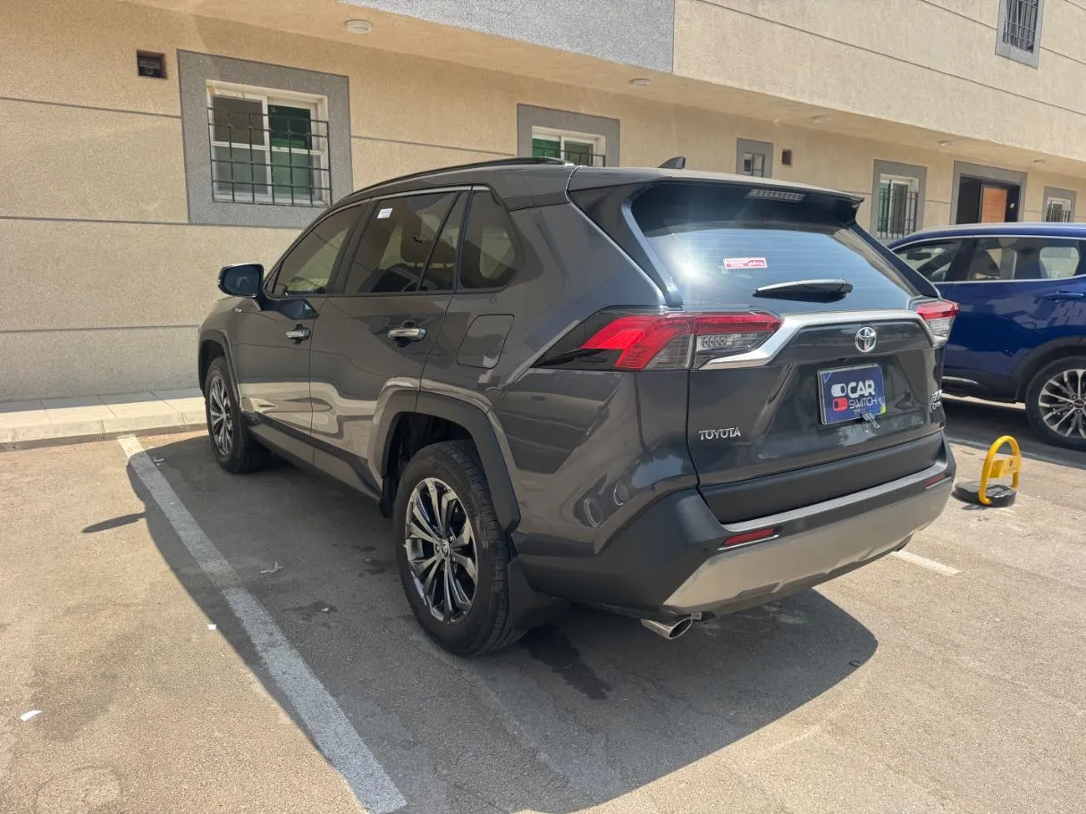 Car image 7