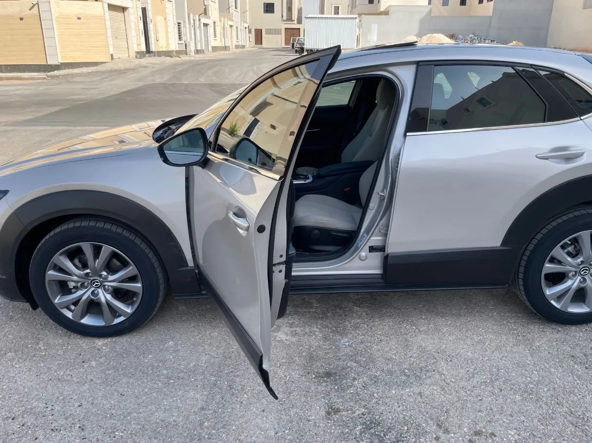 Car image 12