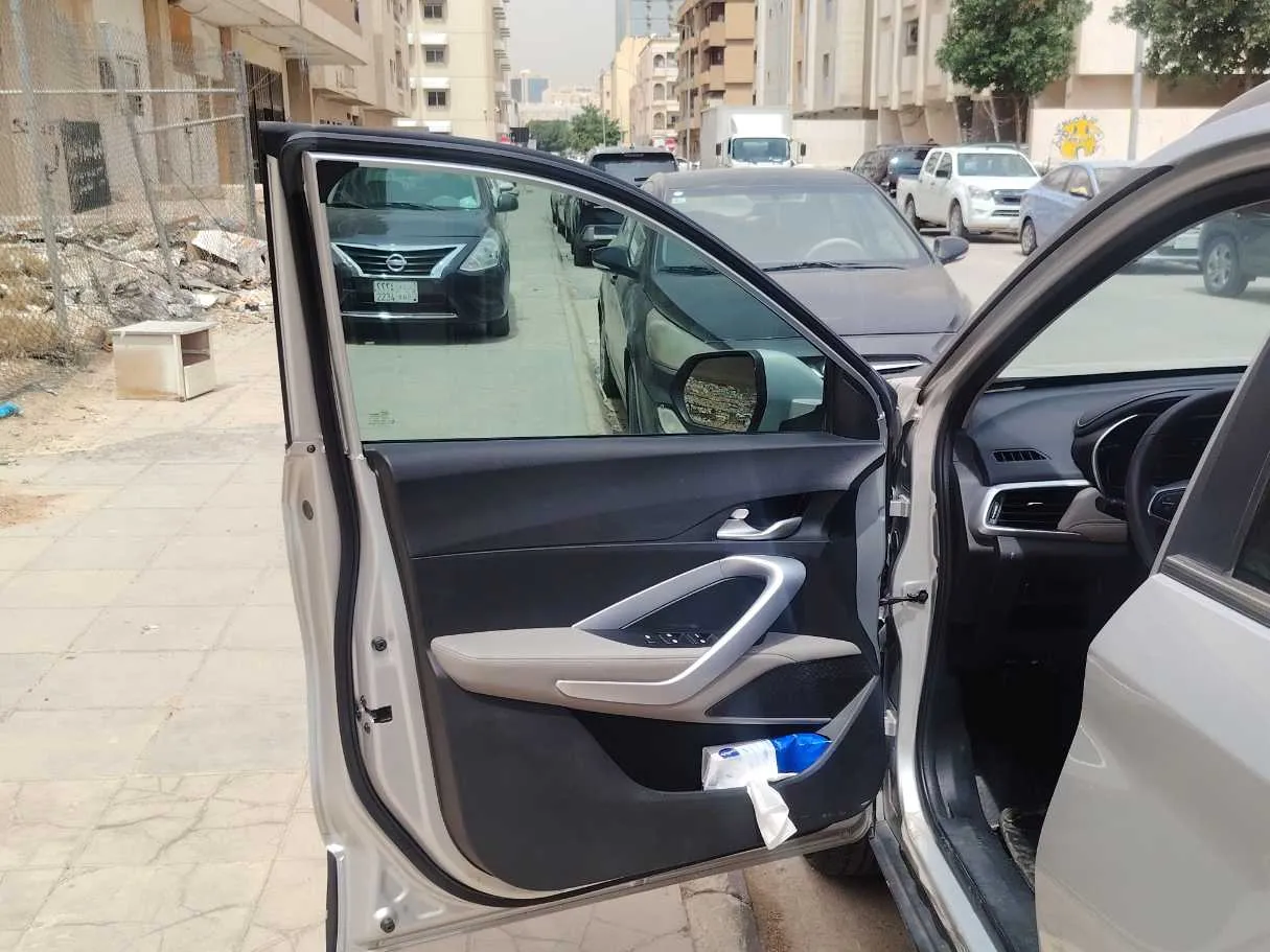 Car image 13