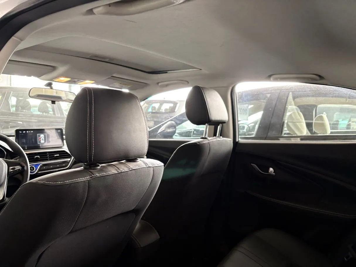 Car image 10