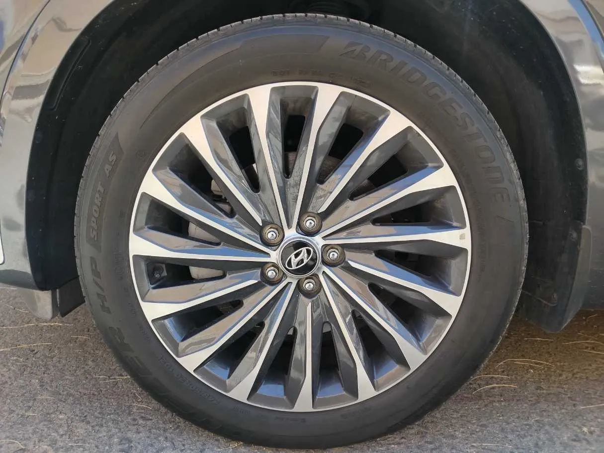 Car image 10