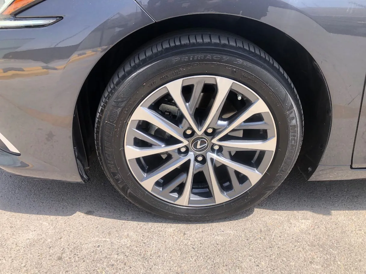 Car image 10