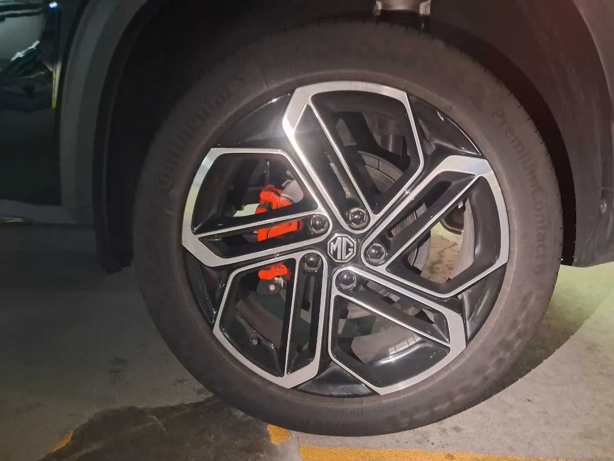 Car image 4