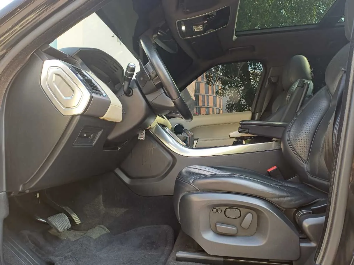 Car image 12