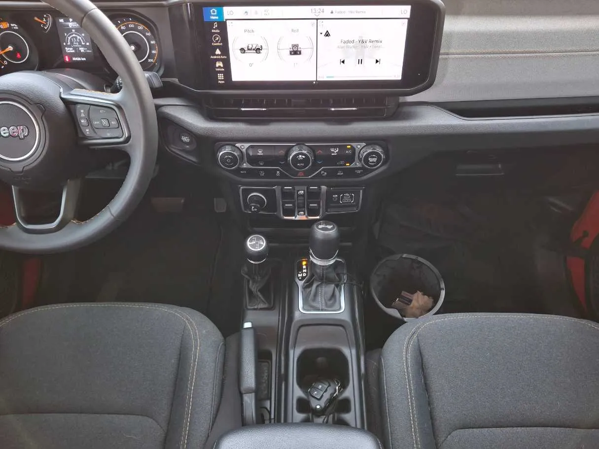 Car image 14