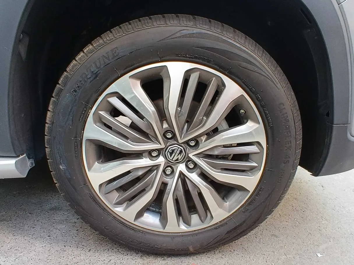 Car image 9