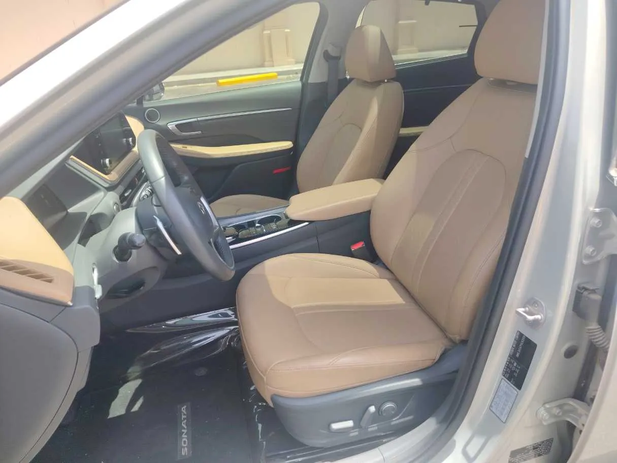 Car image 12