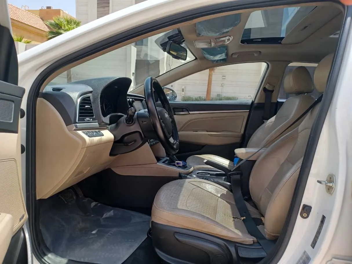 Car image 12